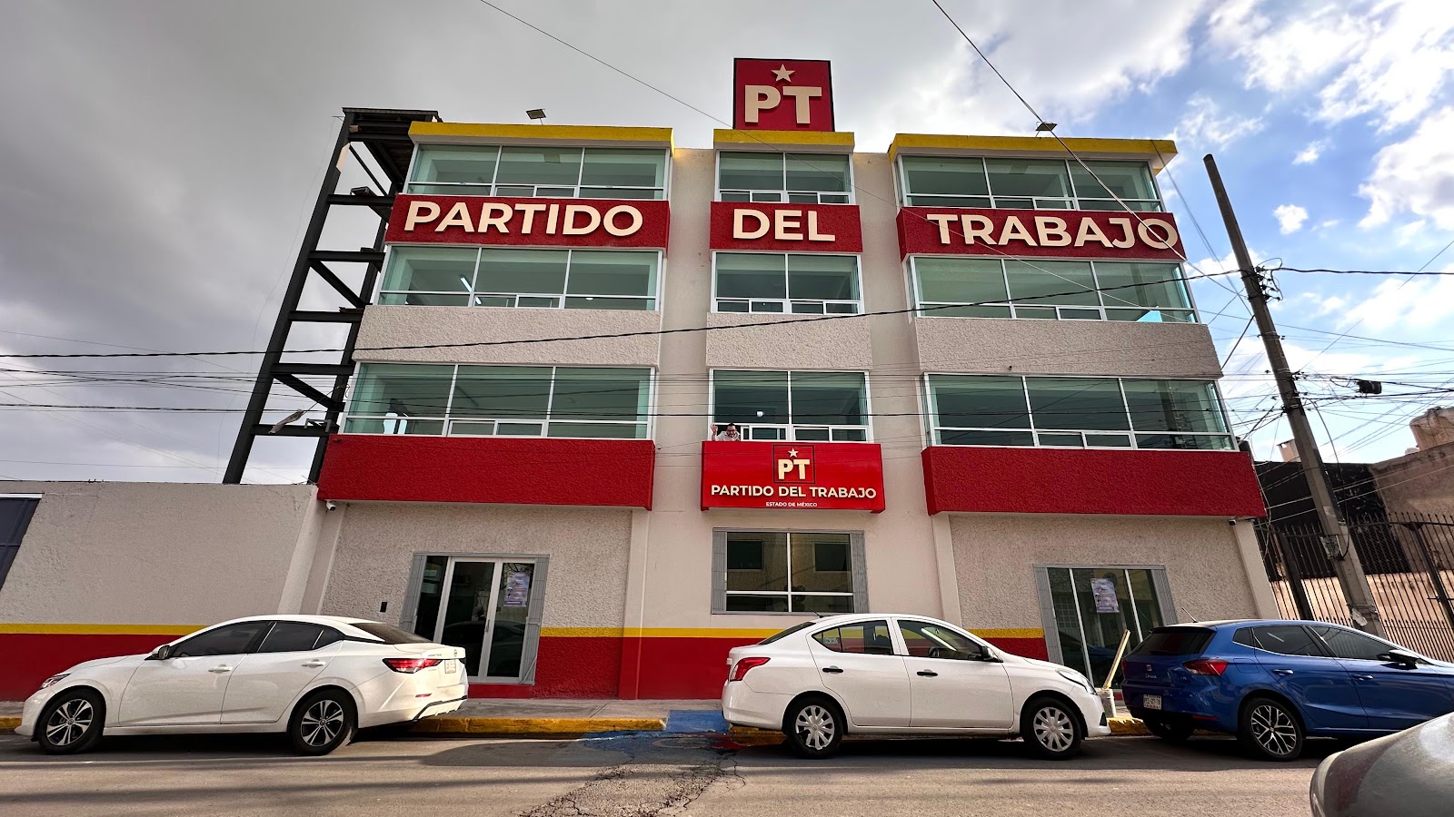 Vista frontal de la sede del PT Estado de México